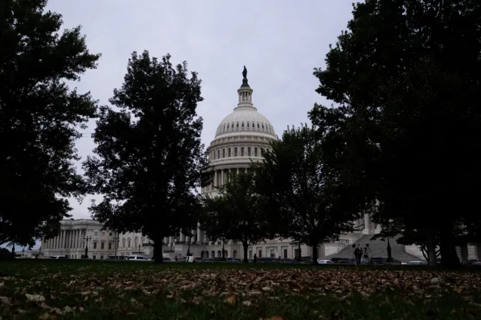 Paralisação do governo Trump entra em vigor após Congresso rejeitar orçamento