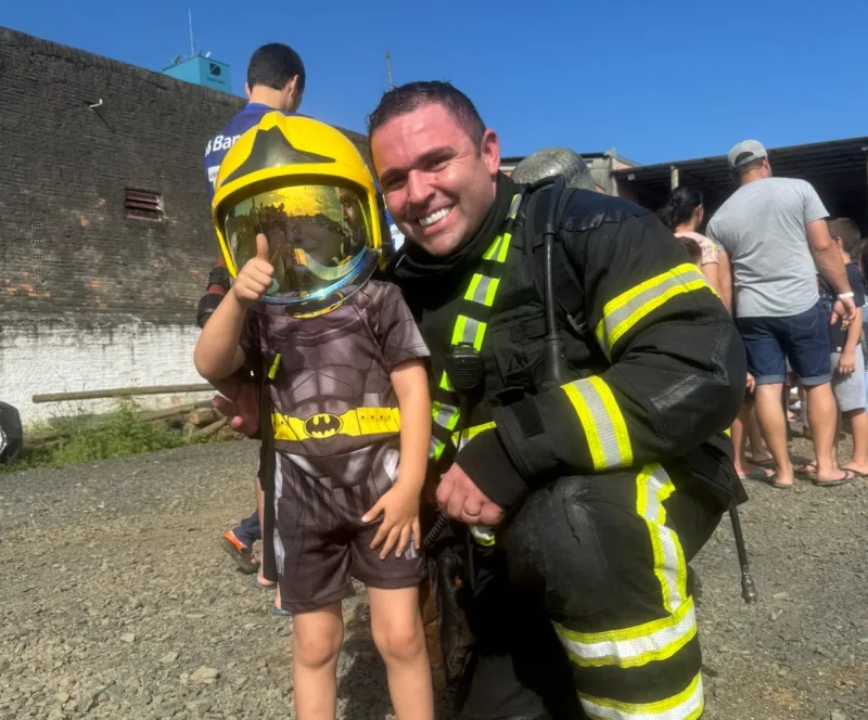 Dia das Crianças com emoção: Bombeiros abrem as portas de todos os quartéis para os pequenos