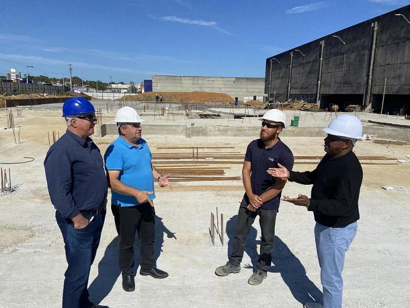 Comissão de Obras da Câmara de Criciúma visita construção da nova sede