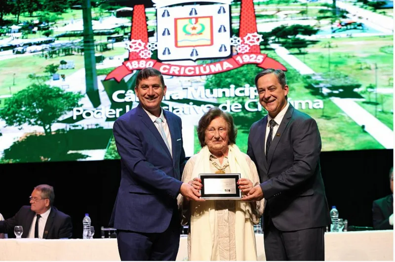 Câmara de Criciúma homenageia ex-presidentes e servidores em Sessão Especial