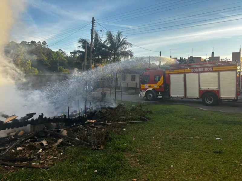 Incêndio destrói casa abandonada utilizada por usuários de drogas em Criciúma