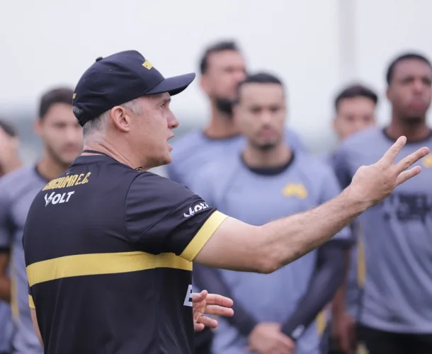 "Precisamos estar focados, não tem nada ganho" diz Eduardo Baptista durante treinamento tático