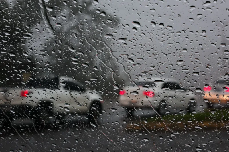 Frente fria avança por Santa Catarina e traz chuva, vento e queda nas temperaturas