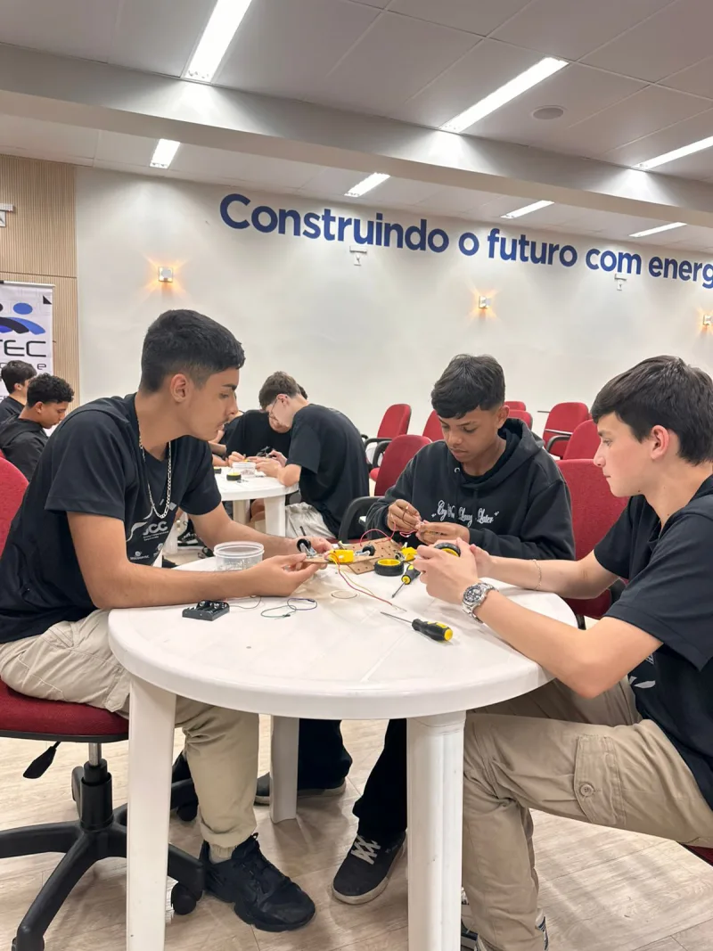 Jovens Cooperativistas transformam aprendizado em ação e constroem o futuro com robótica e cooperação
