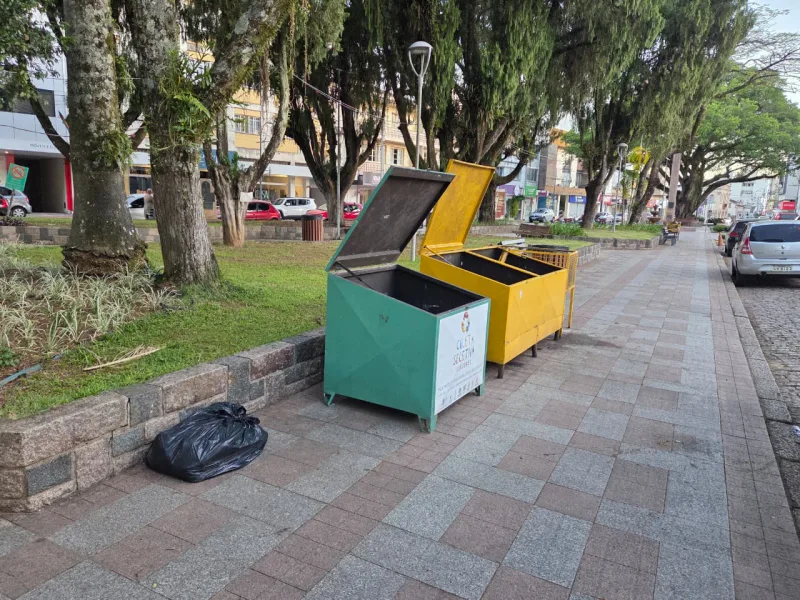 Urussanga inicia novo programa de gestão de resíduos e vai retirar lixeiras da Praça Anita Garibaldi