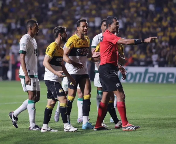 Goiás quebra tabu e vence o Tigre no HH pela primeira vez na história