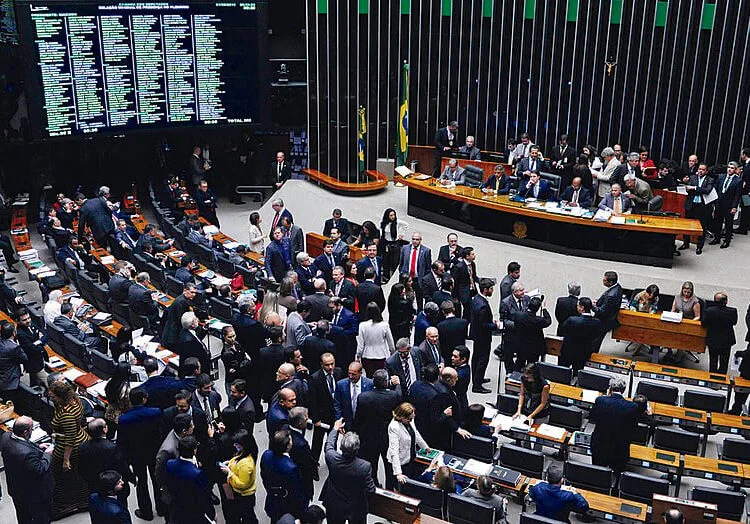 Congresso abre sessão para votar autorização permanente para reduzir Imposto de Renda