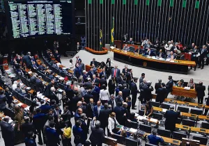 Congresso abre sessão para votar autorização permanente para reduzir Imposto de Renda