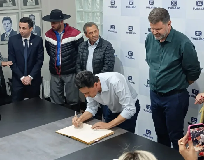 Denis Matiola assume pela primeira vez o comando da Prefeitura de Tubarão