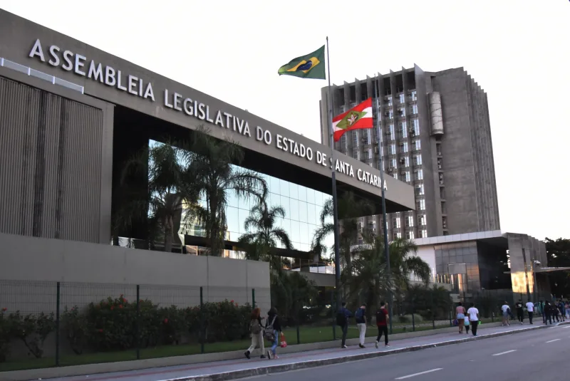 Alesc debate autismo, meio ambiente, direitos humanos e economia solidária e constituição estadual
