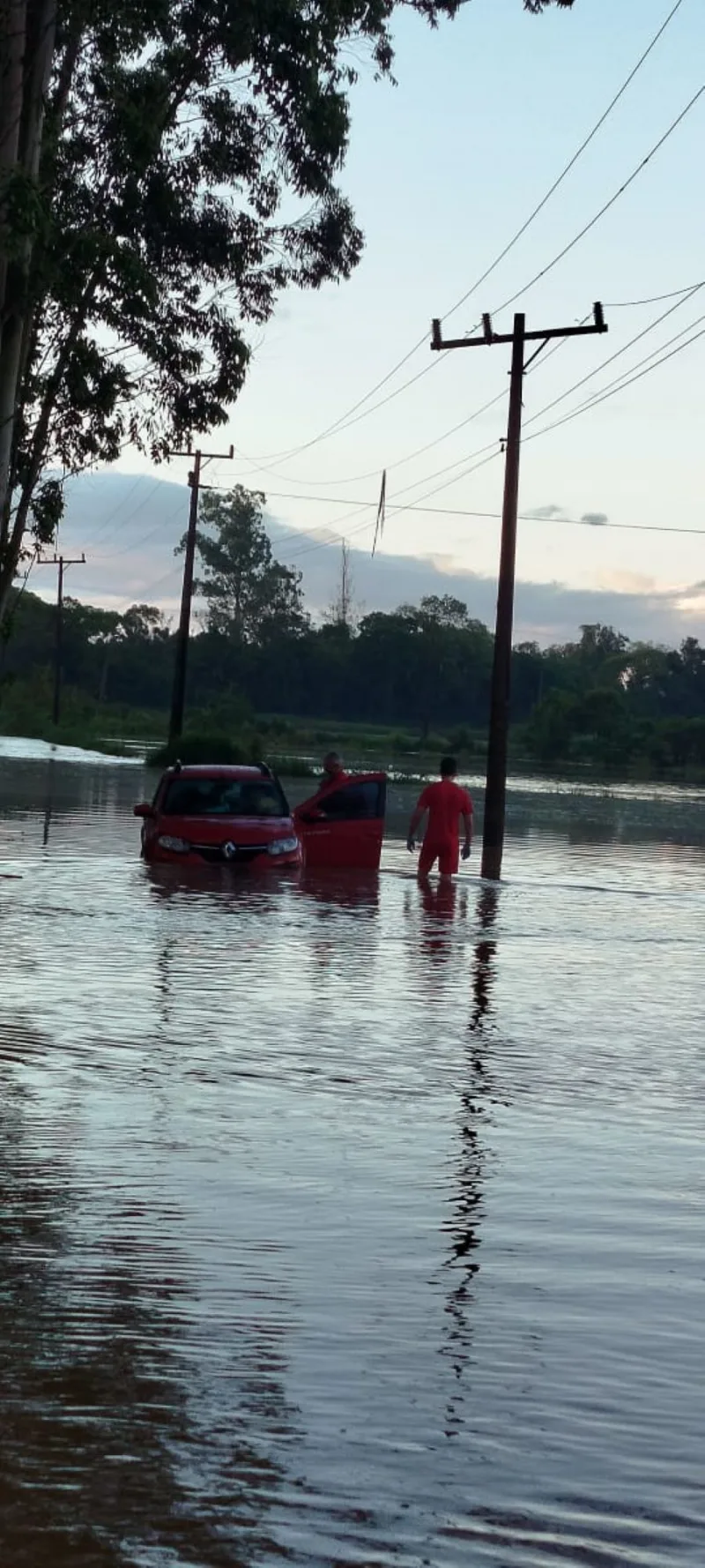 Bombeiros resgatam passageiro de veículo em estrada alagada no interior de Turvo