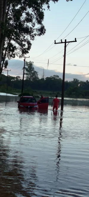 Bombeiros resgatam passageiro de veículo em estrada alagada no interior de Turvo