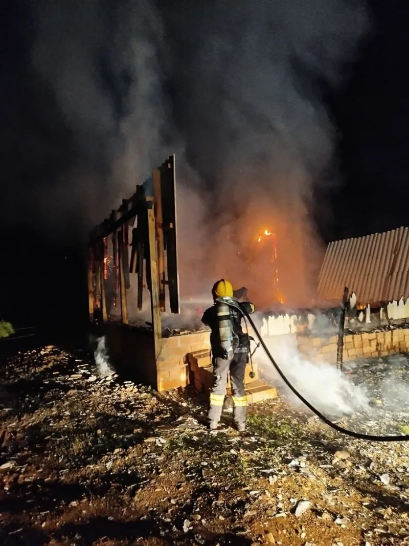 Incêndio consome casa de madeira no interior de Timbé do Sul
