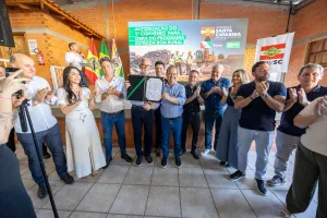 Em Cocal do Sul, governador assina o primeiro convênio do programa Estrada Boa Rural