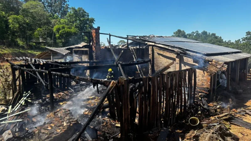 Galpão usado para secagem de fumo é consumido por incêndio em Orleans