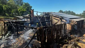 Galpão usado para secagem de fumo é consumido por incêndio em Orleans