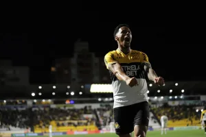 Tigre lamenta a morte do irmão do lateral Felipinho