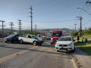 Colisão entre dois carros causa lentidão na SC-108 em Orleans