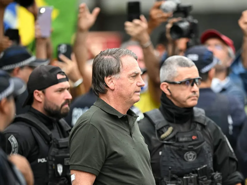 Bolsonaro é preso na manhã deste sábado em Brasília após risco de fuga, determina Moraes