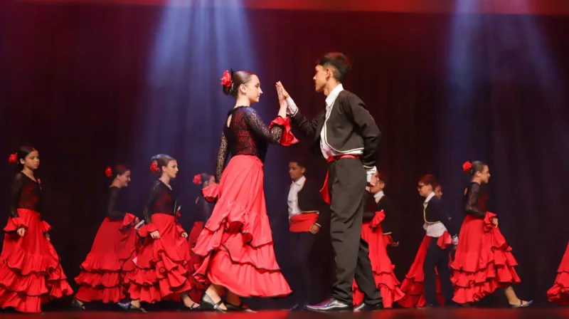 Festival de Dança encanta famílias no Teatro Elias Angeloni, em Criciúma