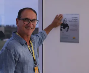Sala de imprensa do CT homenageia Márcio Cardoso