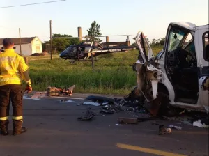 Acidente grave na SC-443 deixa feridos presos às ferragens em Morro da Fumaça