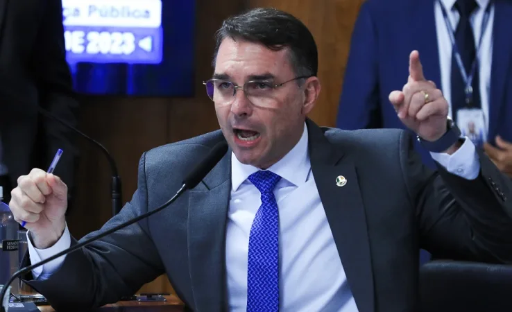 Preço para desistir de candidatura é ‘Bolsonaro livre’, diz Flávio