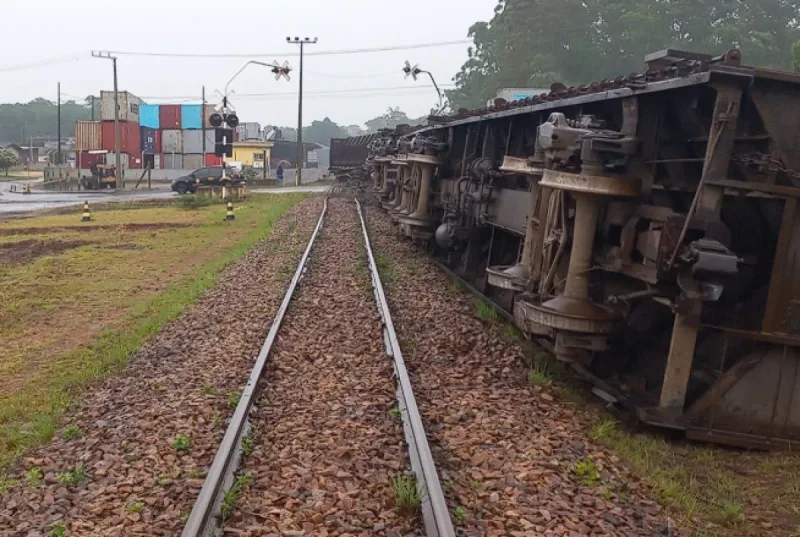 Trem de carga descarrila em Criciúma e trânsito é interrompido