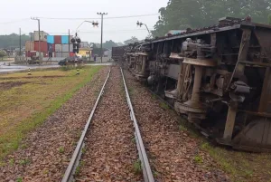 Trem de carga descarrila em Criciúma e trânsito é interrompido