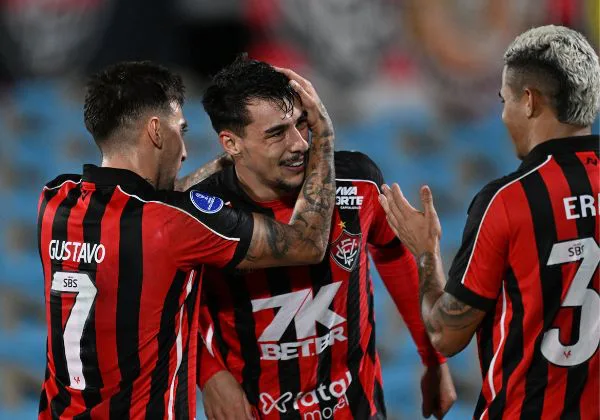 Vitória volta a preocupar o Criciúma: dívida por Claudinho segue sem pagamento e novos problemas aparecem