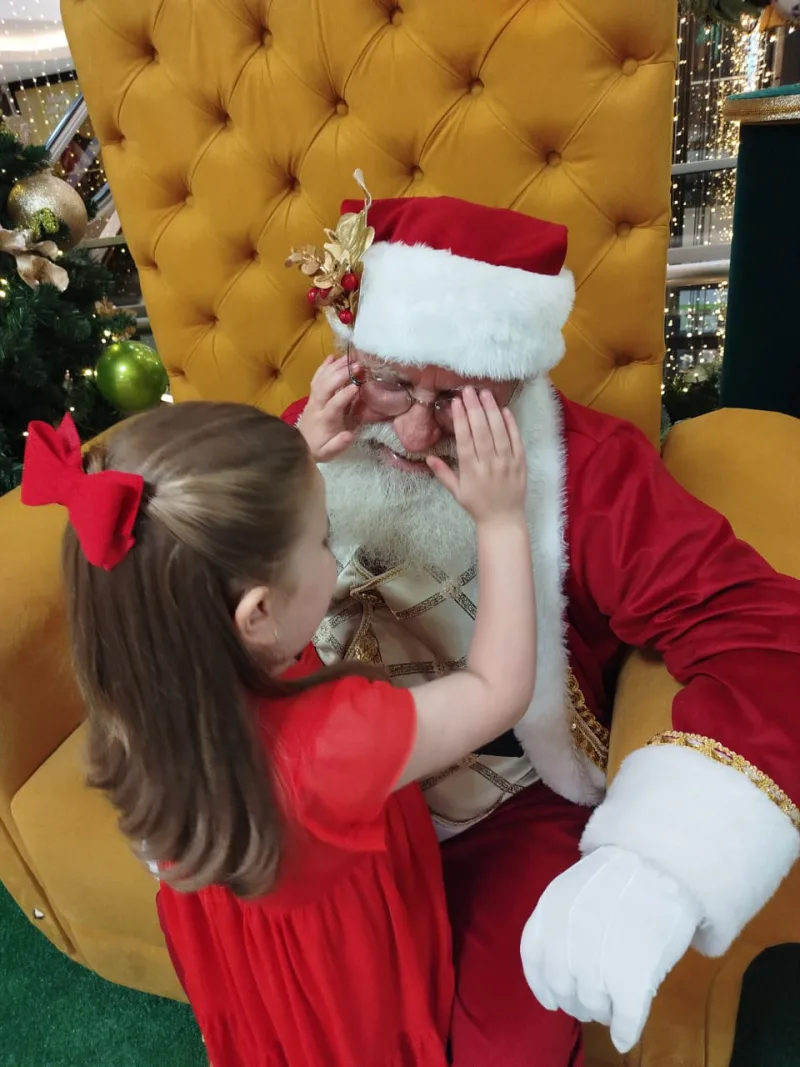 No Shopping Della, menina de 4 anos emociona ao presentear Papai Noel com cartinha em braile