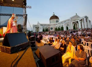 Governador Jorginho Mello participa de Missa Campal na Basílica de Içara no Sul