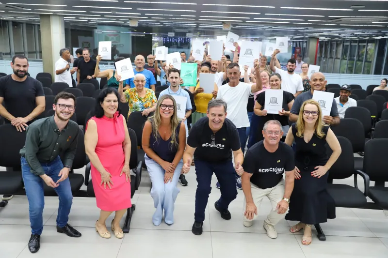 Sonho regularizado: Prefeitura de Criciúma entrega escrituras a 55 famílias