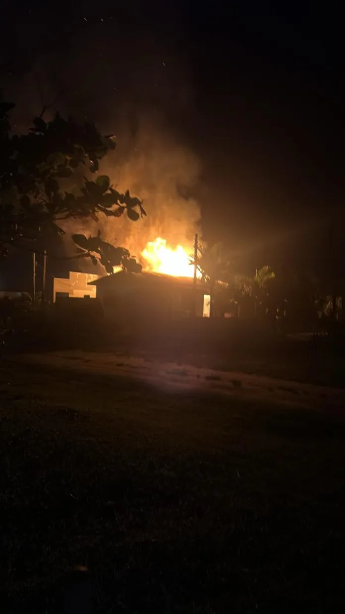 Incêndio atinge residência no Balneário Esplanada, em Jaguaruna