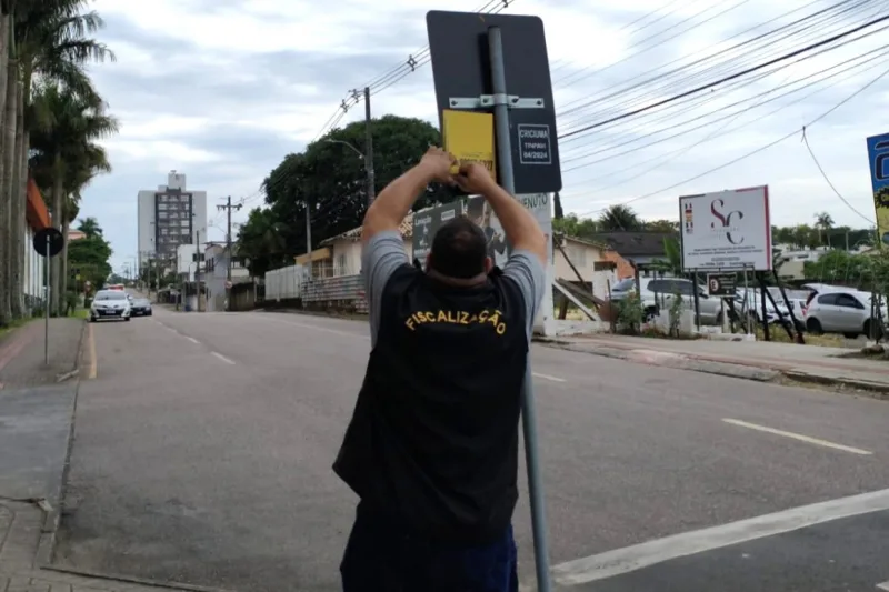 Programa Calçada Livre: segunda fase da Operação Publicidade recolhe 350 propagandas irregulares em Criciúma
