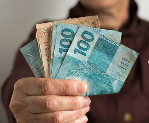 Novo salário mínimo será de R$ 1.621 em 2026