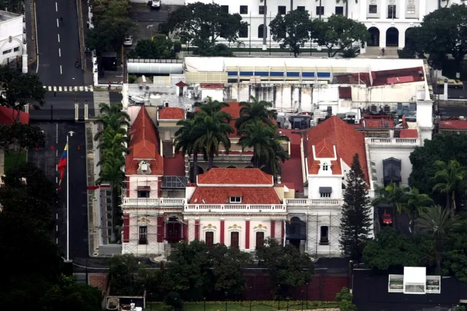 Tiros são ouvidos perto de palácio presidencial na Venezuela