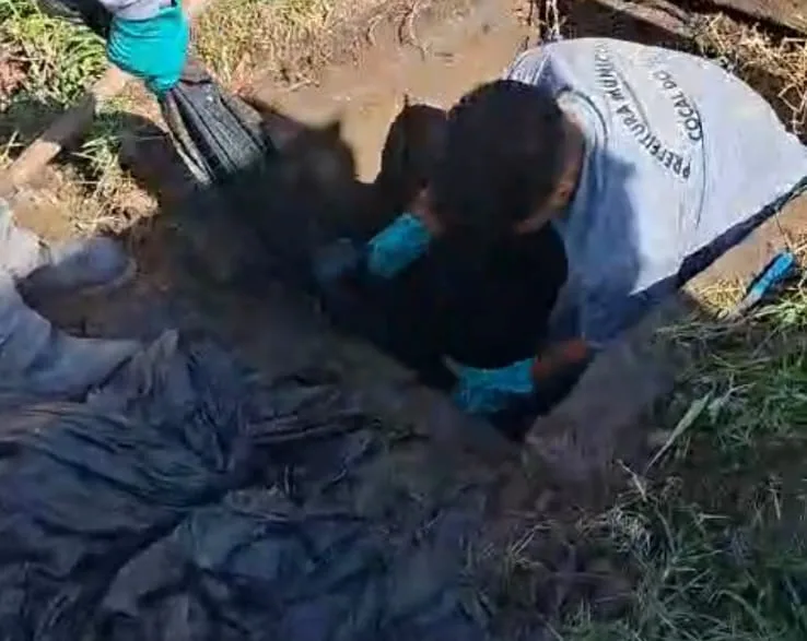 Lona com extensão equivalente a prédio de dez andares é retirada de boca de lobo em Cocal do Sul