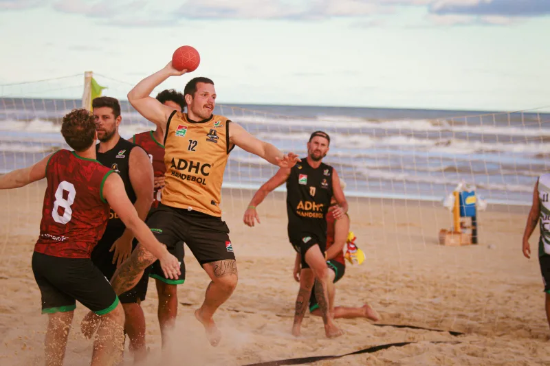 Criciúma é campeã nas categorias masculina e feminina do Handebol Beach