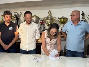 Ordem de serviço para criação de campo sintético no Estádio da Montanha é assinada