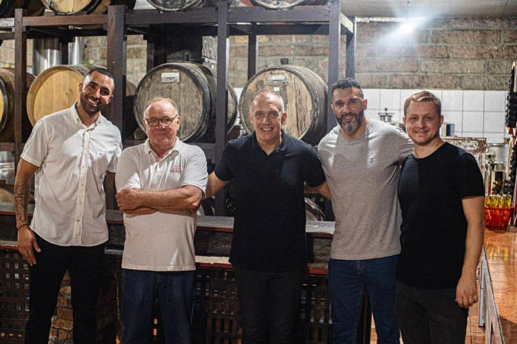 O técnico Eduardo Baptistas e os apresentadores Chico e Celso sendo recepcionados na Vinícola Borgo, em Nova Veneza.
