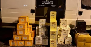 PM apreende 390 garrafas de bebidas estrangeiras em Cocal do Sul