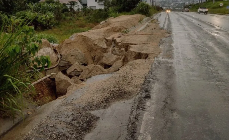 Após fortes chuvas, acostamento cede na SC-108 em Orleans