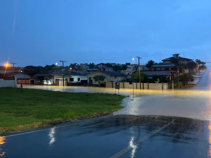 Defesa Civil monitora pontos de alagamento após chuva intensa em Cocal do Sul