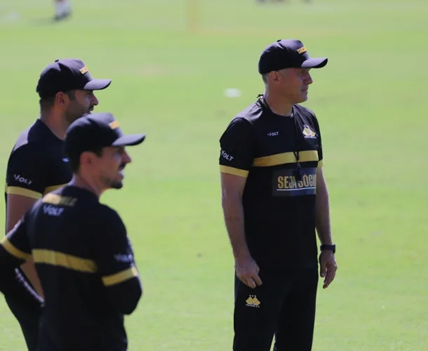 Eduardo Baptista inicia a preparação tática da equipe