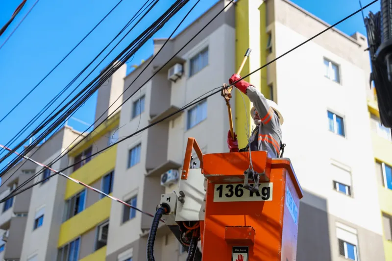 Operação Limpa Fios avança no bairro Comerciário, em Criciúma, com nova etapa de execução
