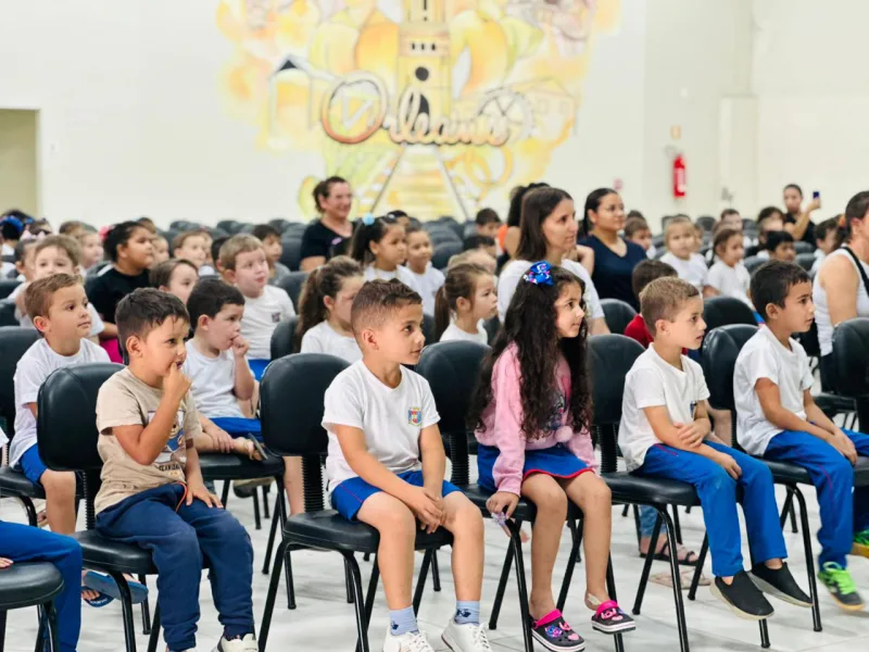 Orleans recebe espetáculo teatral para mais de 470 estudantes no Centro de Eventos