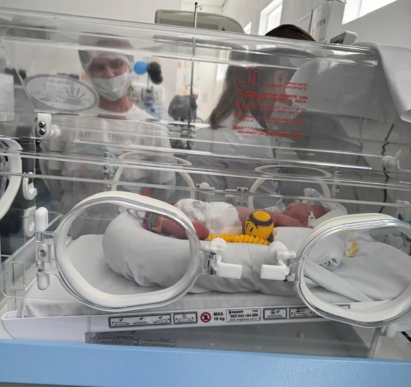 Bebês recebem primeiras doses de imunizante contra bronquiolite no Hospital Materno-Infantil de Criciúma
