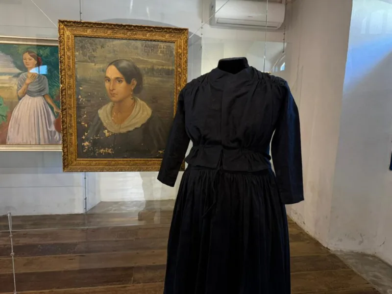 Laguna recebe doação de réplica original do traje de Anita Garibaldi