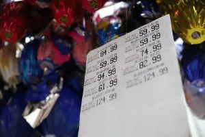 Procon de Criciúma divulga pesquisa de preços de ovos de Páscoa em supermercados da cidade
